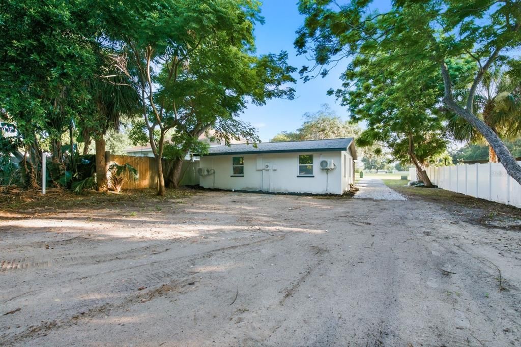 For Sale: $225,000 (2 beds, 1 baths, 744 Square Feet)