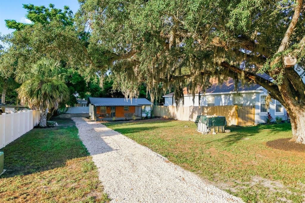 For Sale: $225,000 (2 beds, 1 baths, 744 Square Feet)