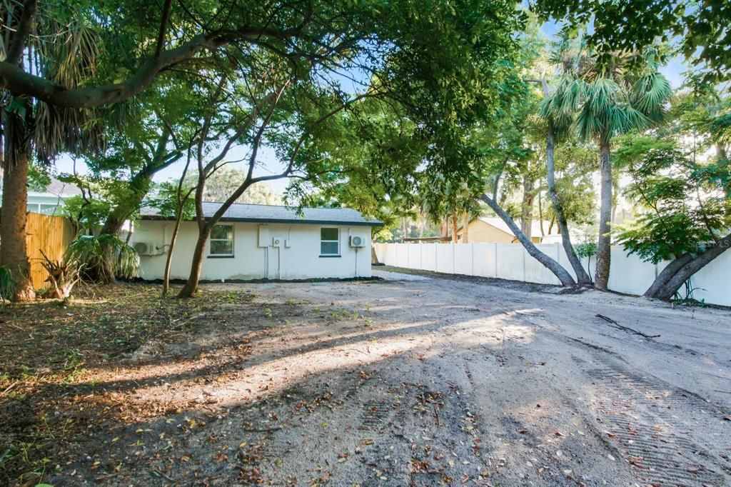 For Sale: $225,000 (2 beds, 1 baths, 744 Square Feet)