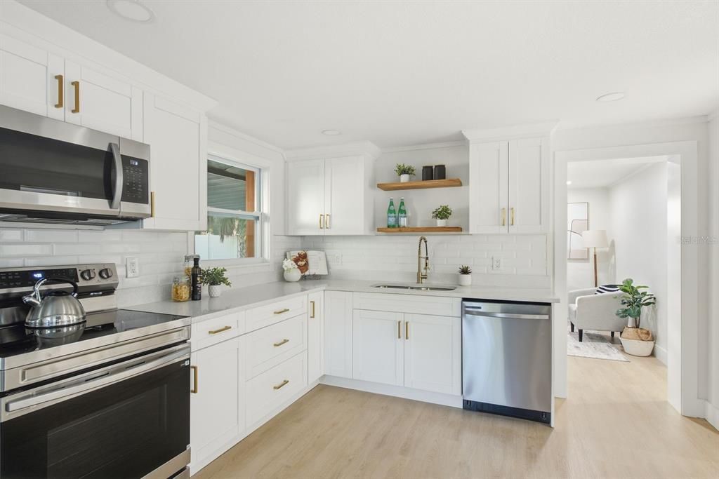 For Sale: $225,000 (2 beds, 1 baths, 744 Square Feet)