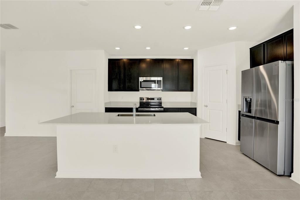 For Rent: $2,098 (4 beds, 2 baths, 1933 Square Feet)