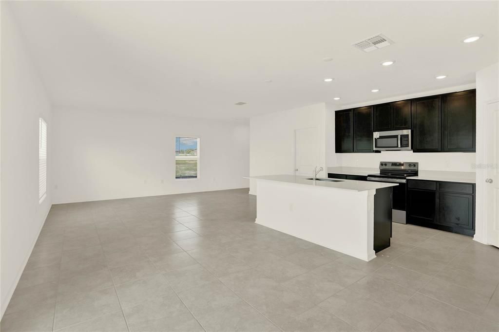 For Rent: $2,098 (4 beds, 2 baths, 1933 Square Feet)