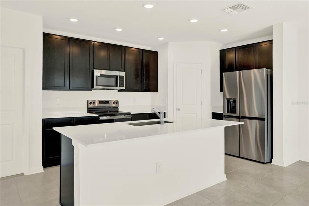 For Rent: $2,098 (4 beds, 2 baths, 1933 Square Feet)