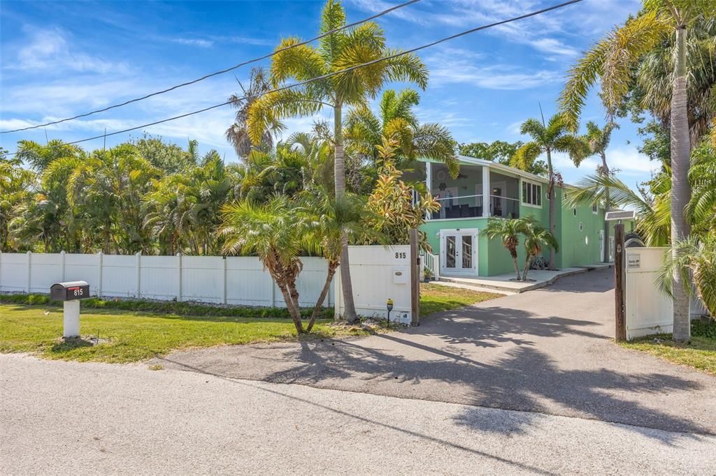 For Sale: $1,100,000 (6 beds, 5 baths, 5006 Square Feet)