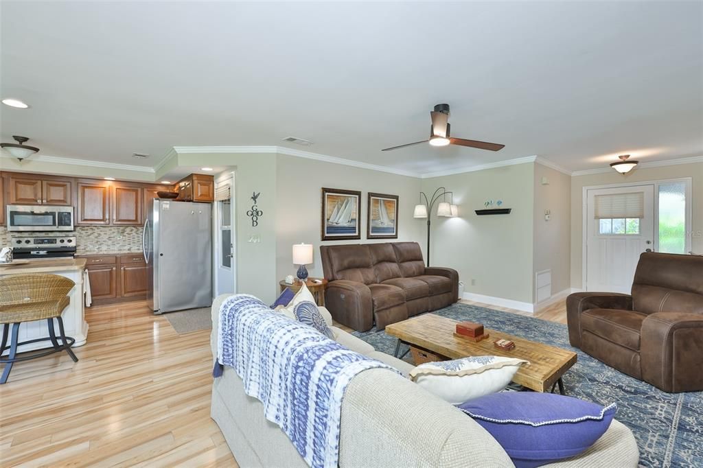 For Sale: $190,000 (2 beds, 2 baths, 1099 Square Feet)