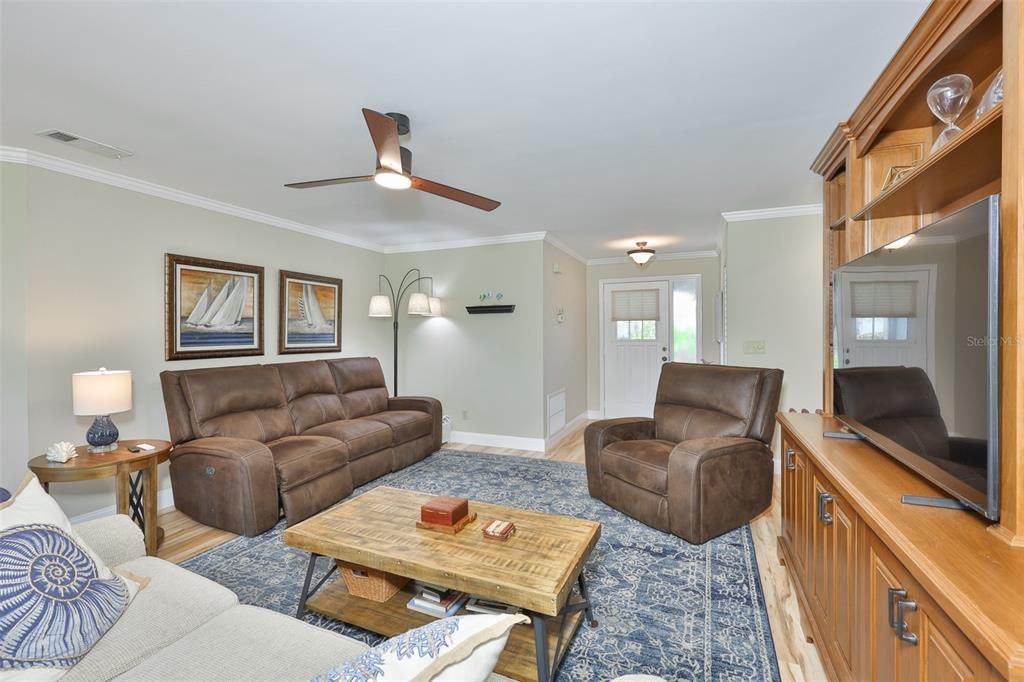 For Sale: $190,000 (2 beds, 2 baths, 1099 Square Feet)