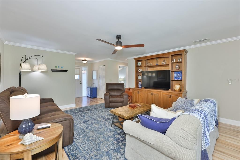 For Sale: $190,000 (2 beds, 2 baths, 1099 Square Feet)