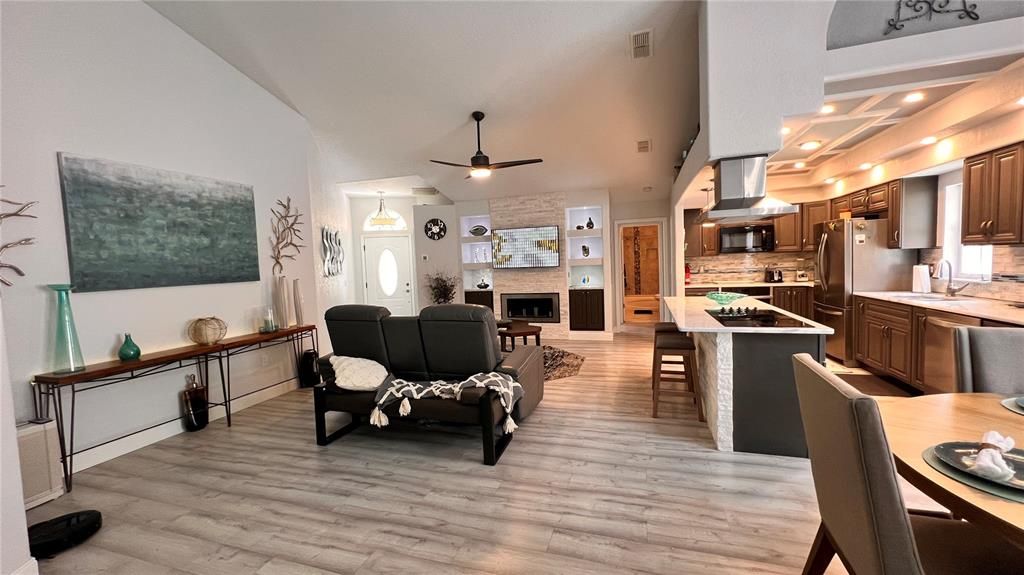 For Rent: $2,500 (2 beds, 2 baths, 1394 Square Feet)