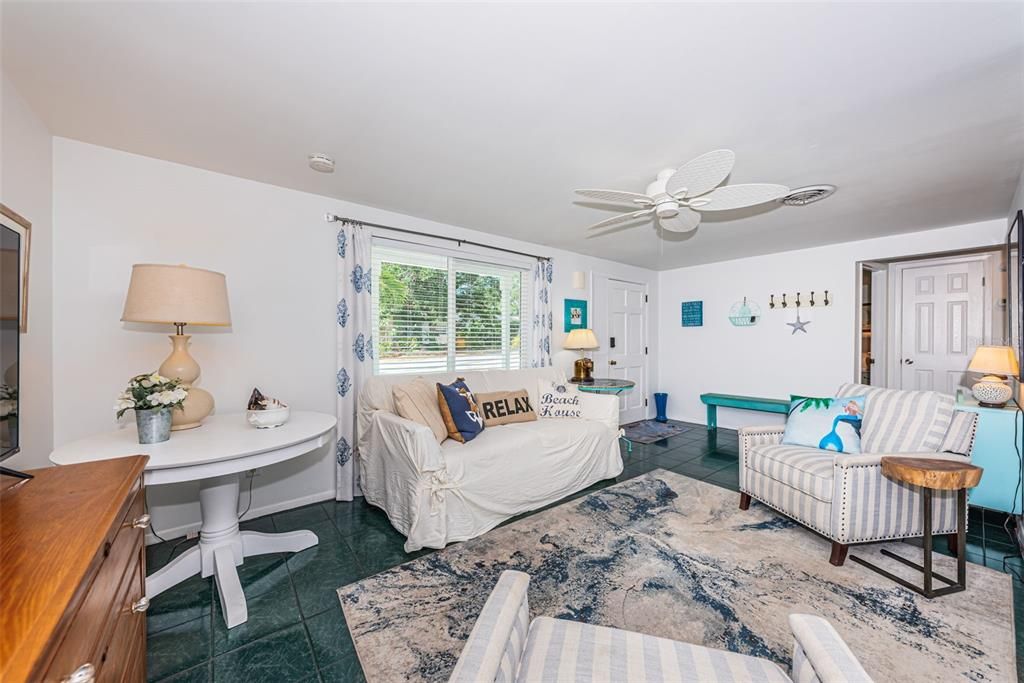 For Sale: $465,000 (2 beds, 2 baths, 964 Square Feet)