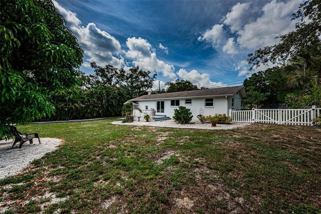 For Sale: $465,000 (2 beds, 2 baths, 964 Square Feet)