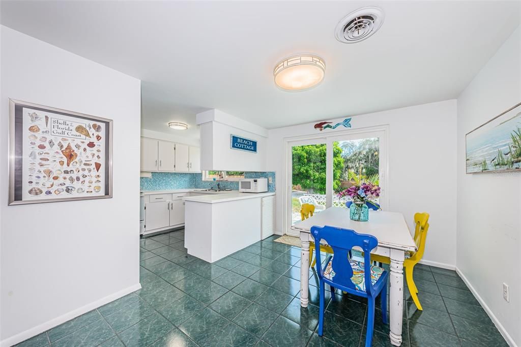 For Sale: $465,000 (2 beds, 2 baths, 964 Square Feet)