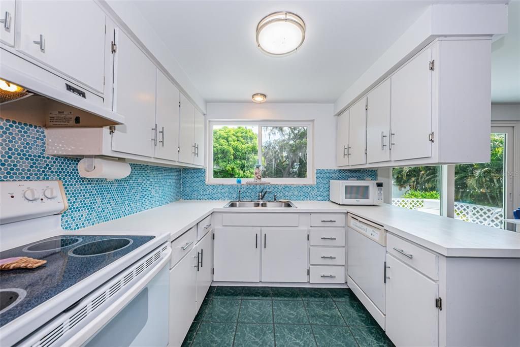 For Sale: $465,000 (2 beds, 2 baths, 964 Square Feet)