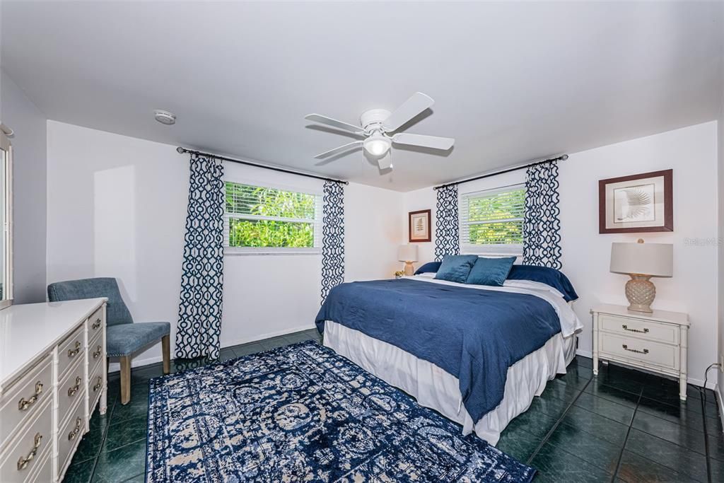 For Sale: $465,000 (2 beds, 2 baths, 964 Square Feet)