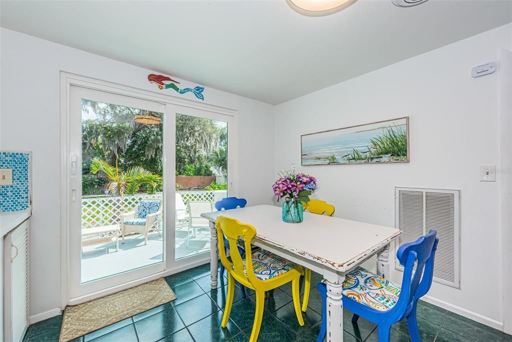 For Sale: $465,000 (2 beds, 2 baths, 964 Square Feet)