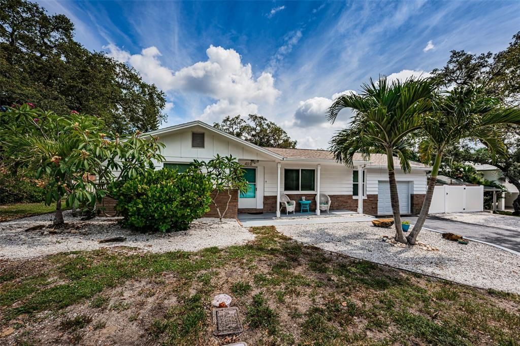 For Sale: $465,000 (2 beds, 2 baths, 964 Square Feet)