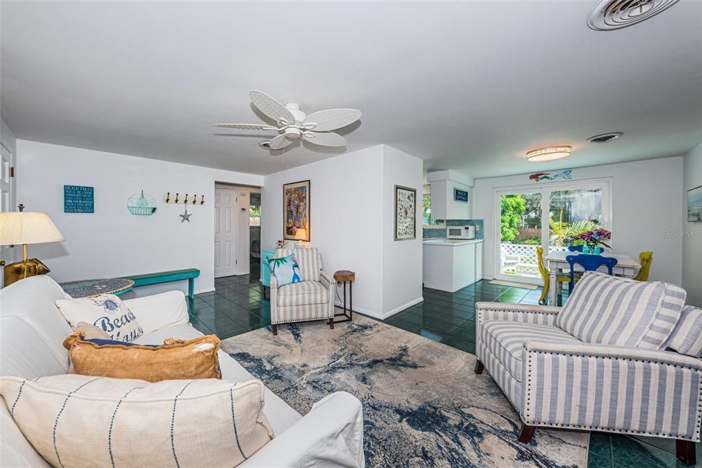 For Sale: $465,000 (2 beds, 2 baths, 964 Square Feet)