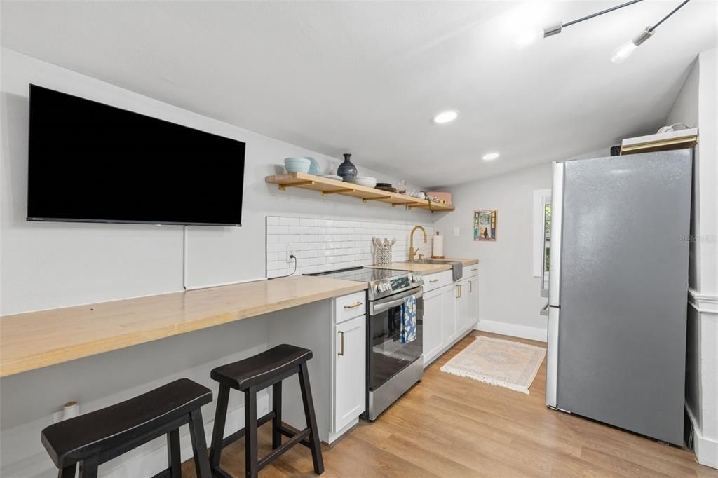 En Venta: $998,000 (6 camas, 5 baños, 2713 Pies cuadrados)