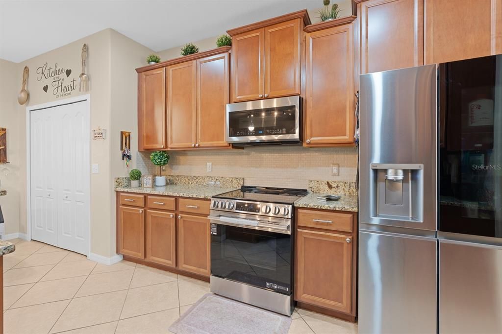 For Sale: $449,900 (6 beds, 3 baths, 2683 Square Feet)