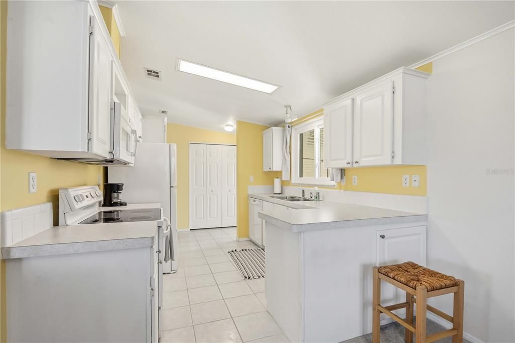 For Sale: $164,900 (2 beds, 2 baths, 1232 Square Feet)