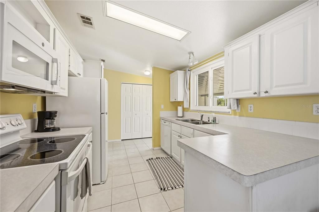 For Sale: $164,900 (2 beds, 2 baths, 1232 Square Feet)