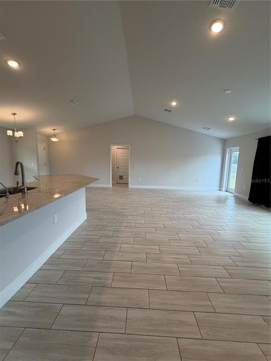 For Rent: $2,200 (3 beds, 2 baths, 1545 Square Feet)