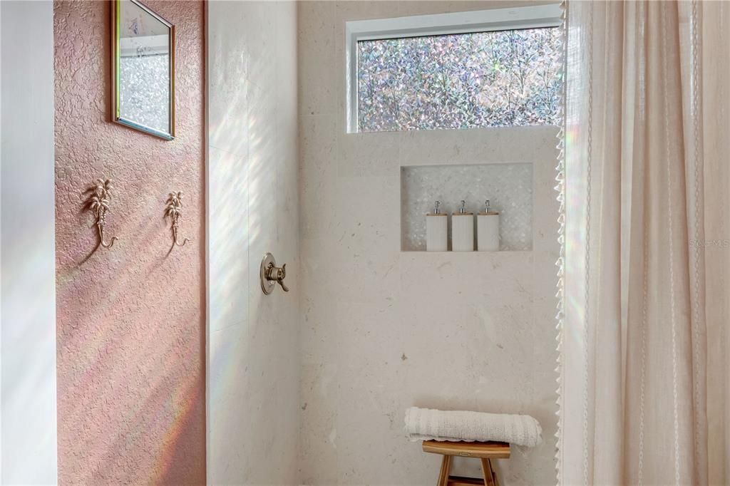 En Venta: $1,100,000 (3 camas, 2 baños, 2084 Pies cuadrados)