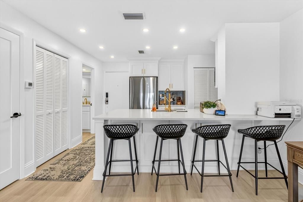 For Rent: $1,800 (1 beds, 1 baths, 819 Square Feet)
