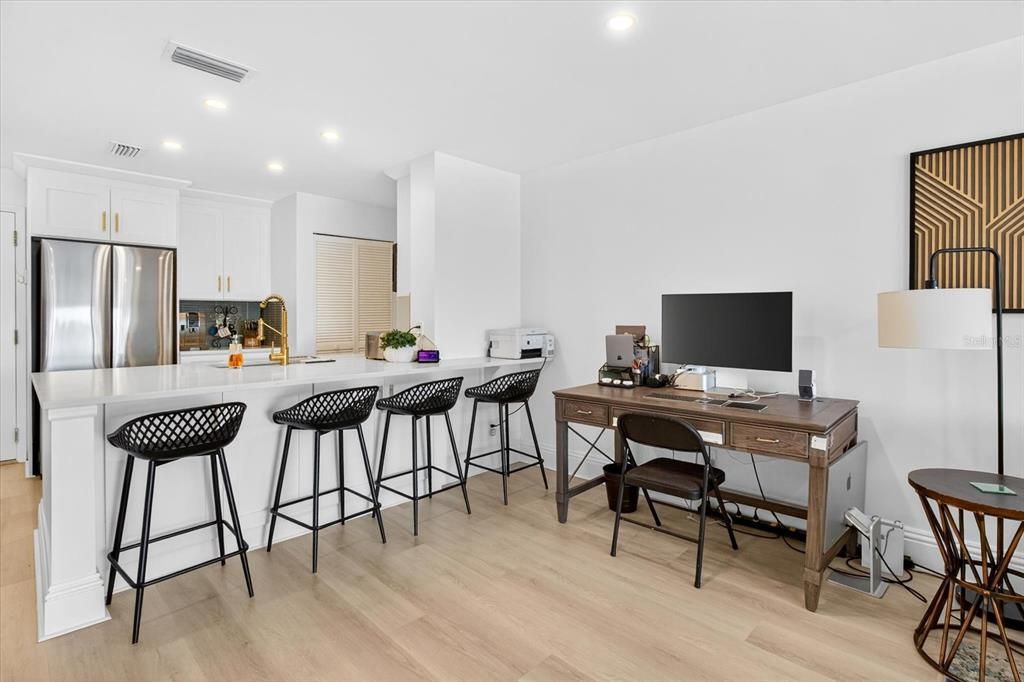 For Rent: $1,800 (1 beds, 1 baths, 819 Square Feet)