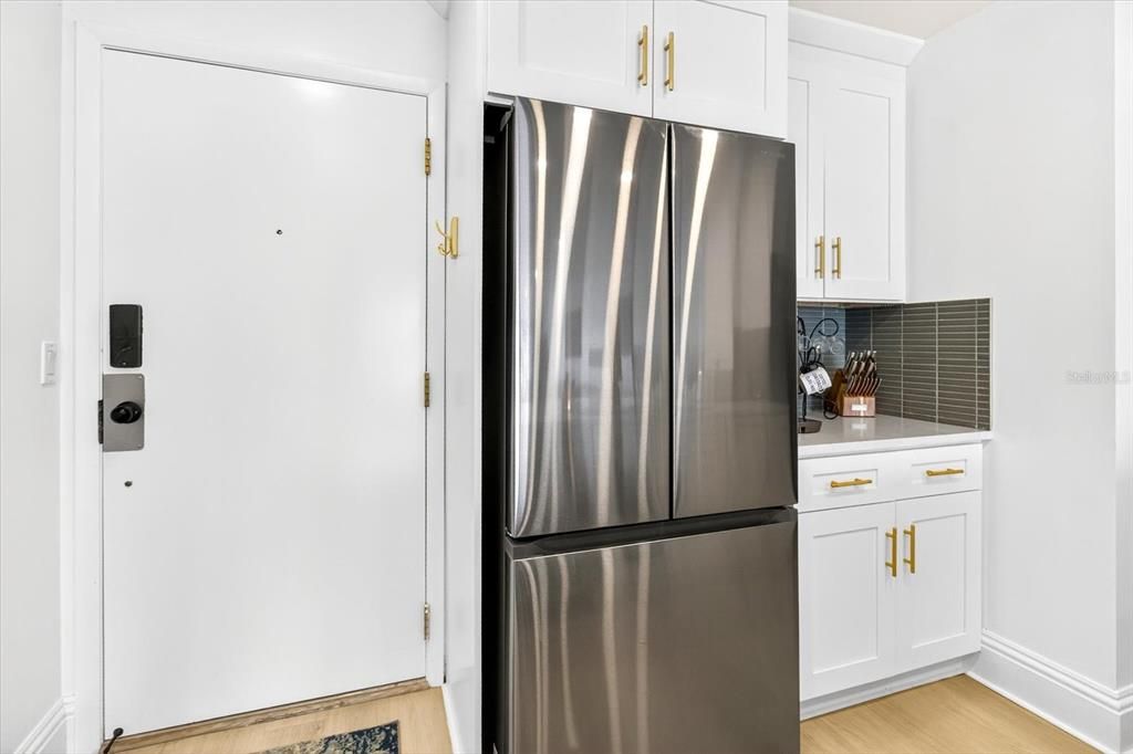 For Rent: $1,800 (1 beds, 1 baths, 819 Square Feet)