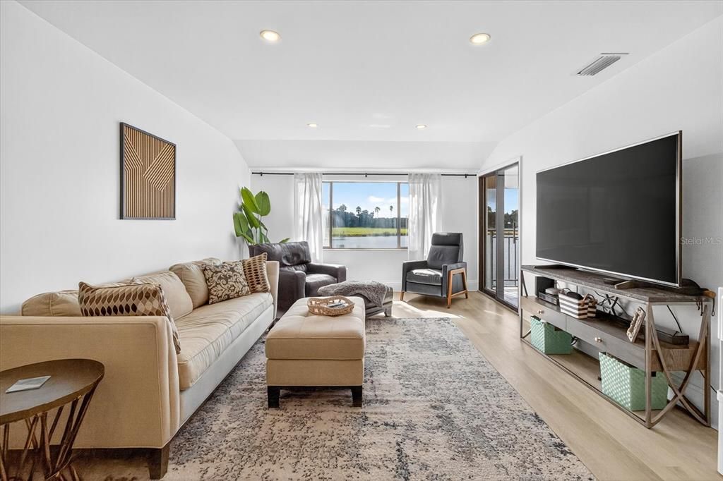 For Rent: $1,800 (1 beds, 1 baths, 819 Square Feet)