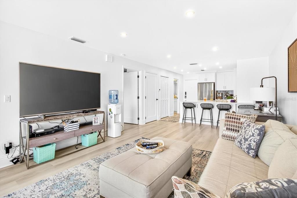 For Rent: $1,800 (1 beds, 1 baths, 819 Square Feet)