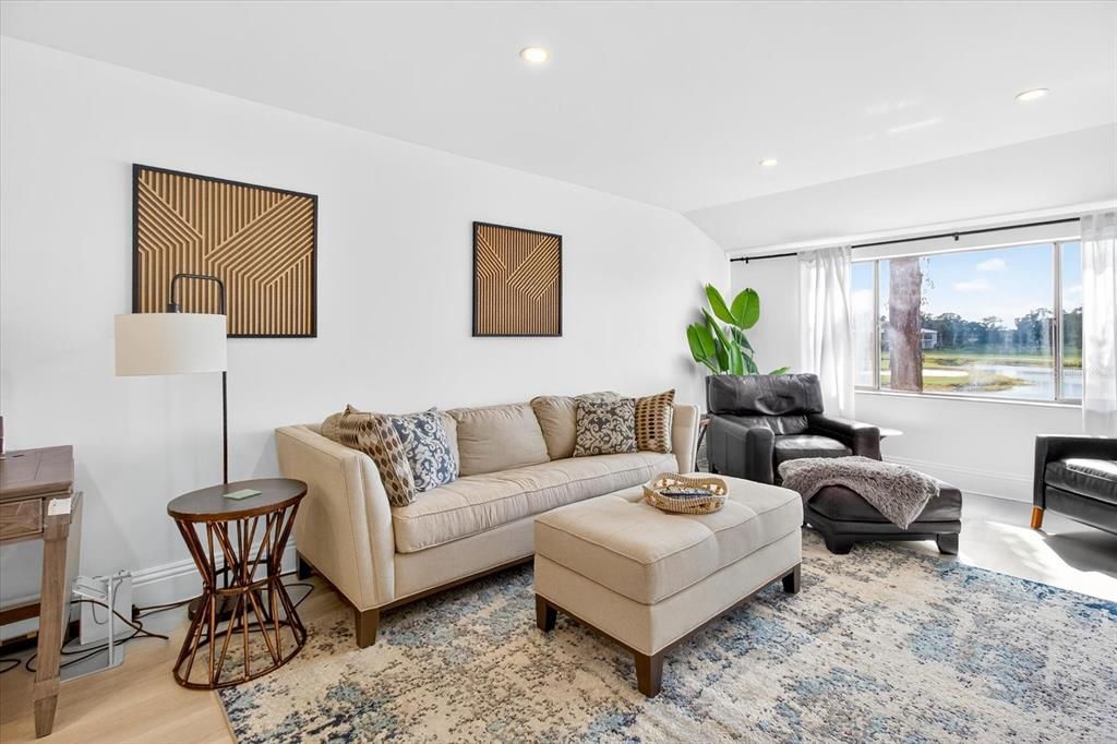 For Rent: $1,800 (1 beds, 1 baths, 819 Square Feet)