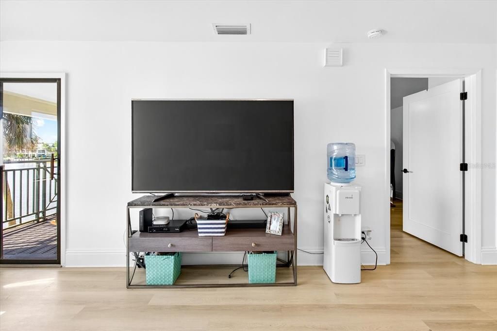 For Rent: $1,800 (1 beds, 1 baths, 819 Square Feet)