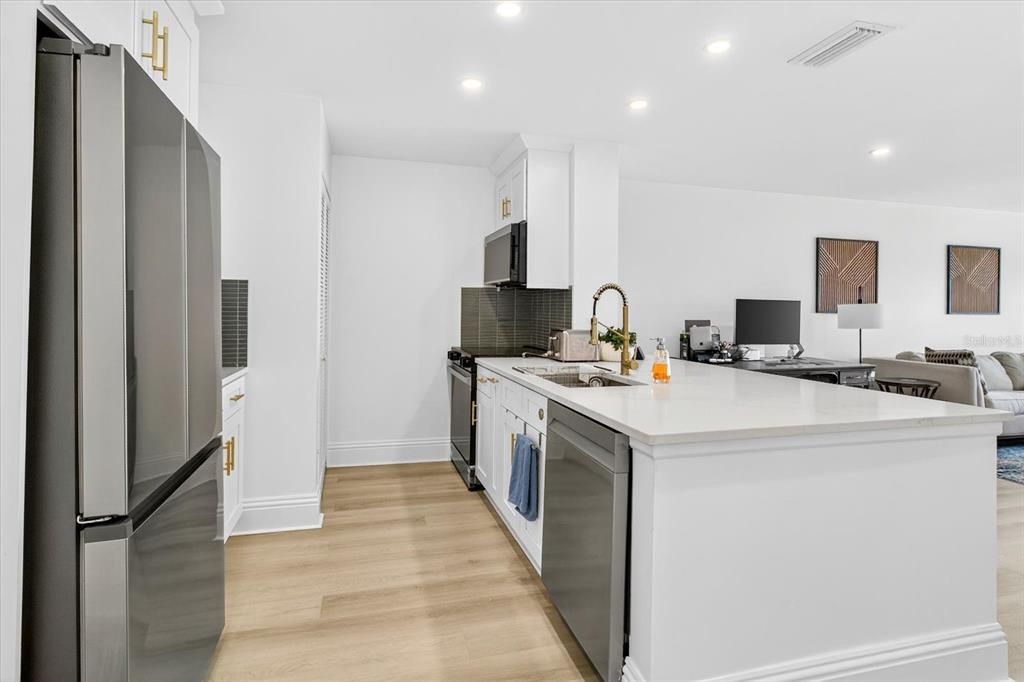 For Rent: $1,800 (1 beds, 1 baths, 819 Square Feet)
