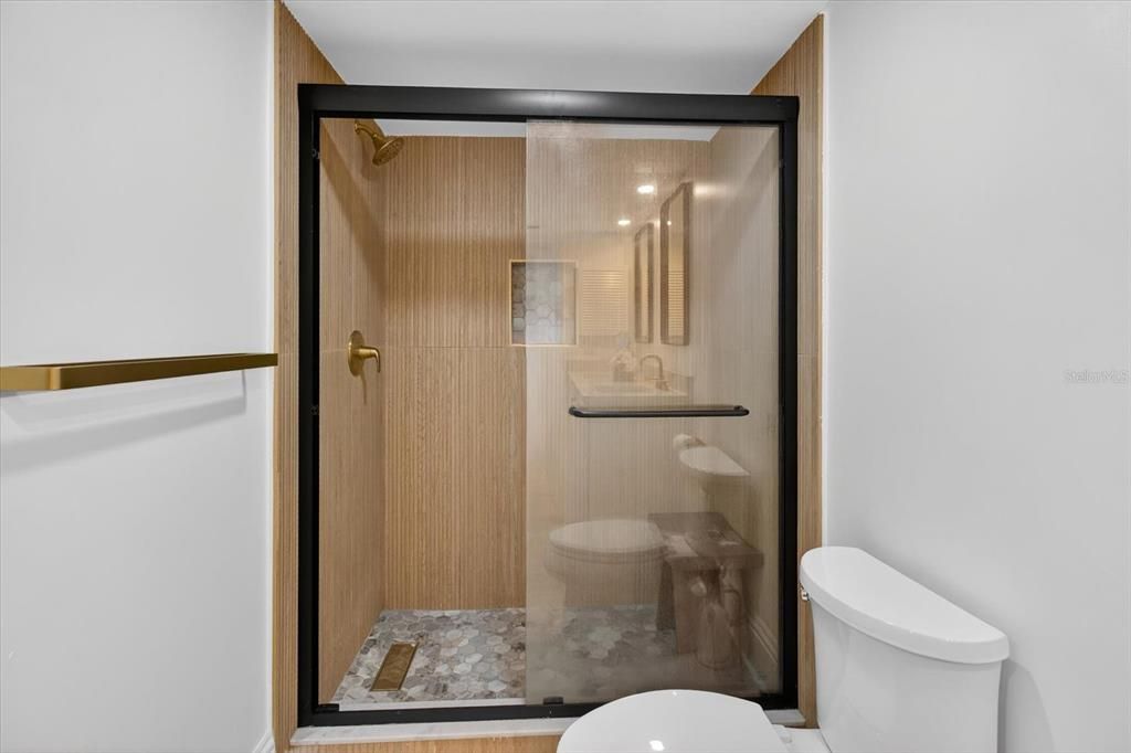 For Rent: $1,800 (1 beds, 1 baths, 819 Square Feet)