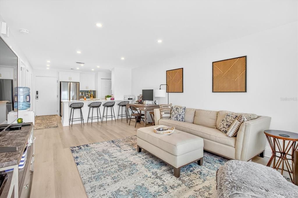 For Rent: $1,800 (1 beds, 1 baths, 819 Square Feet)