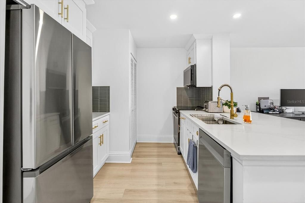 For Rent: $1,800 (1 beds, 1 baths, 819 Square Feet)