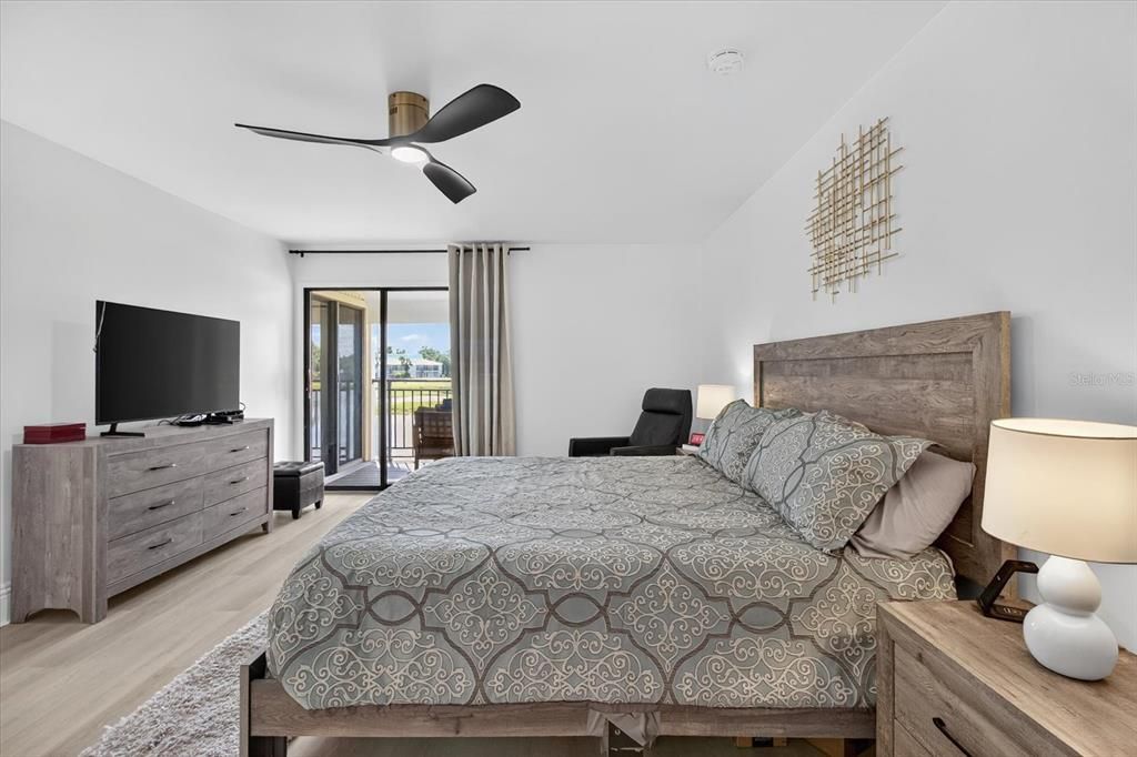 For Rent: $1,800 (1 beds, 1 baths, 819 Square Feet)