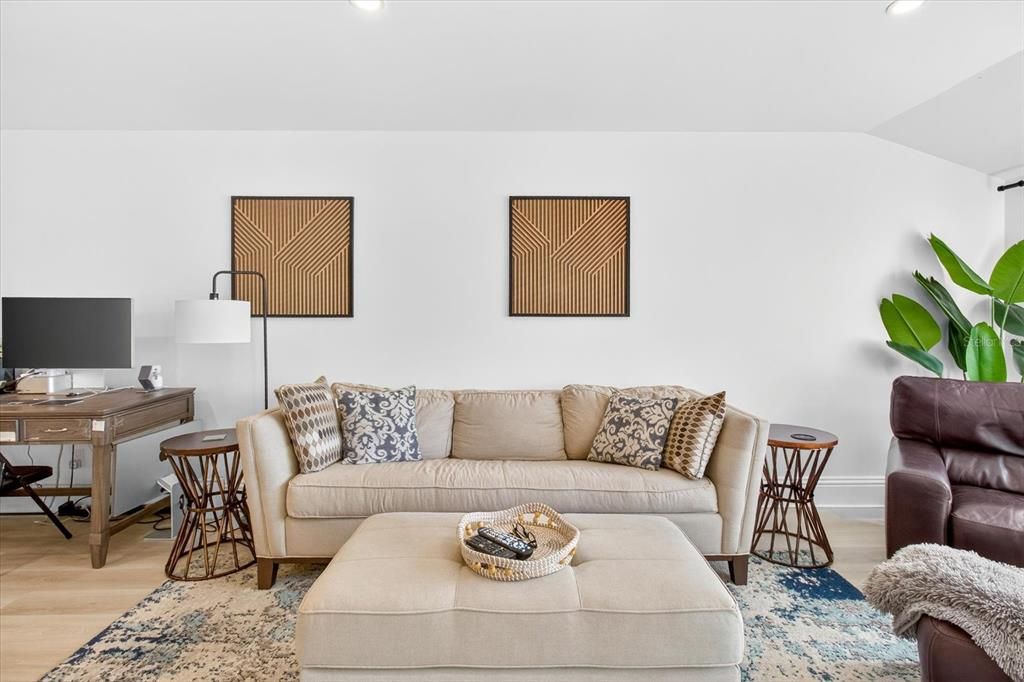 For Rent: $1,800 (1 beds, 1 baths, 819 Square Feet)