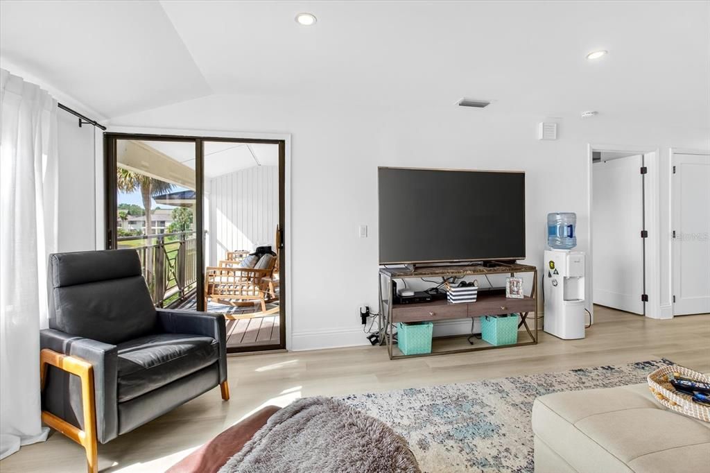 For Rent: $1,800 (1 beds, 1 baths, 819 Square Feet)