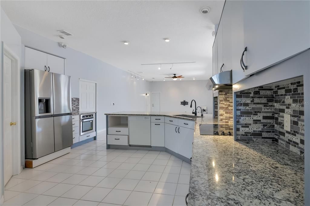 For Sale: $389,900 (4 beds, 2 baths, 2500 Square Feet)