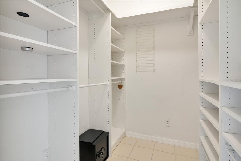 For Sale: $389,900 (4 beds, 2 baths, 2500 Square Feet)