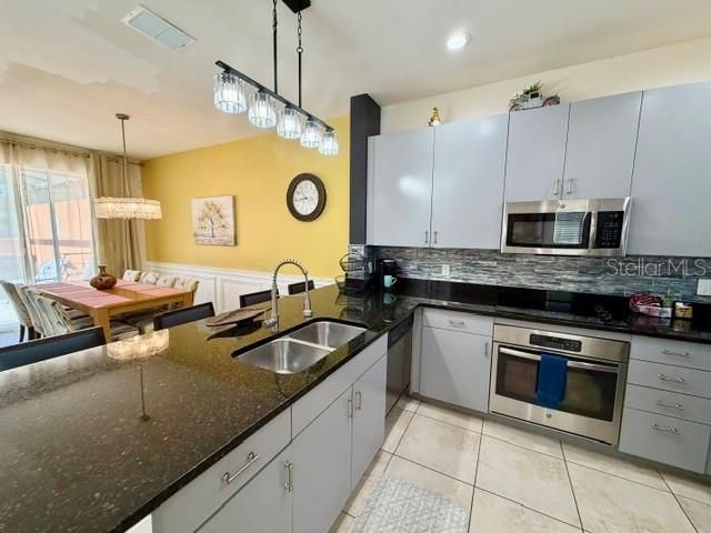 For Rent: $2,350 (3 beds, 2 baths, 1474 Square Feet)