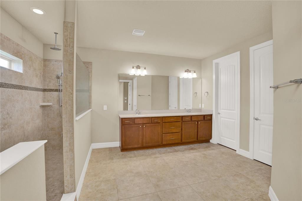 For Sale: $1,399,000 (5 beds, 4 baths, 4092 Square Feet)