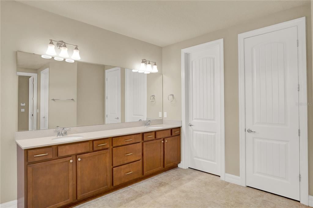 For Sale: $1,399,000 (5 beds, 4 baths, 4092 Square Feet)