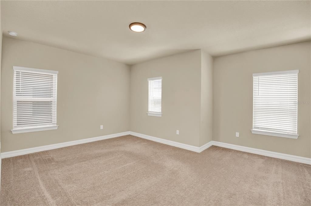 For Sale: $1,399,000 (5 beds, 4 baths, 4092 Square Feet)