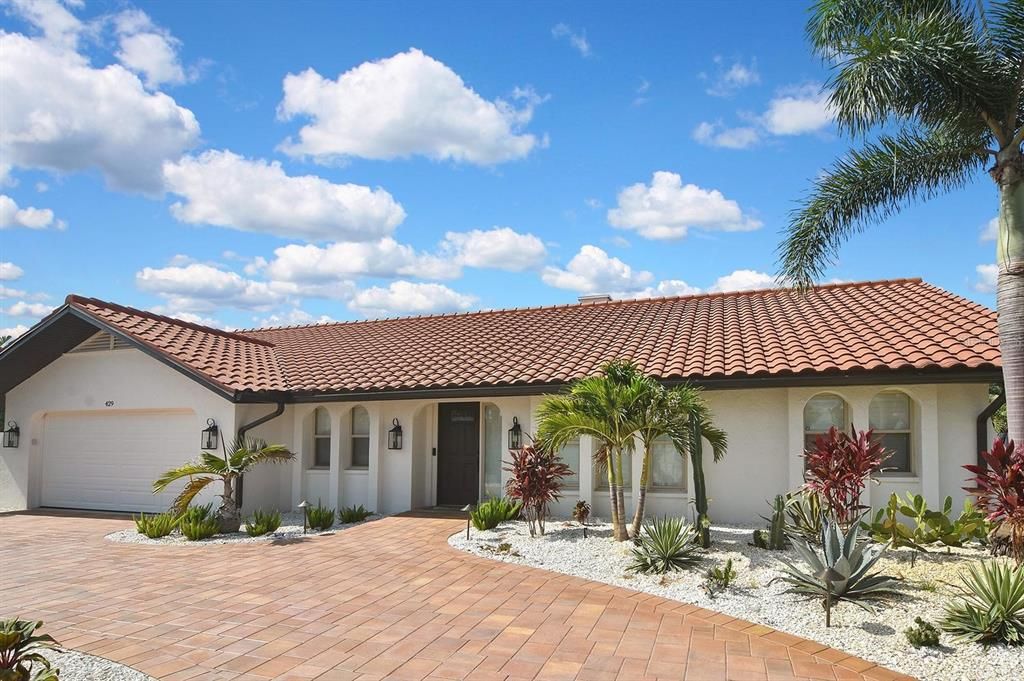 For Sale: $1,240,000 (3 beds, 2 baths, 1790 Square Feet)