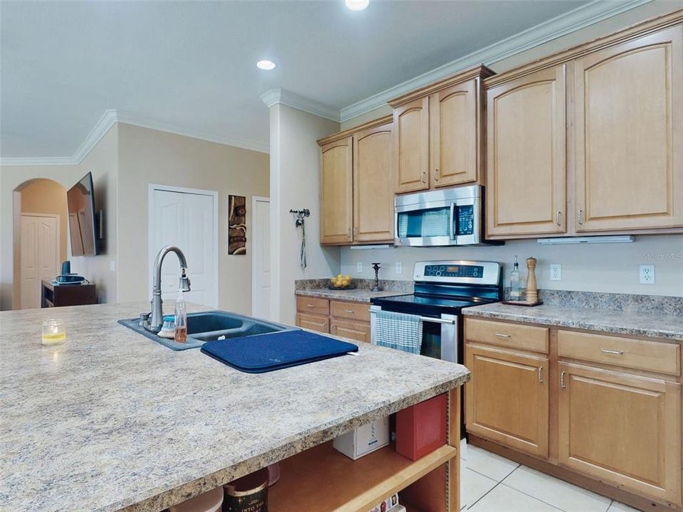 En Venta: $599,000 (4 camas, 2 baños, 2276 Pies cuadrados)