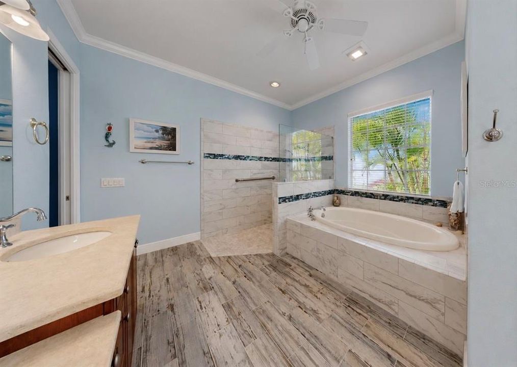 En Venta: $1,250,000 (4 camas, 3 baños, 3080 Pies cuadrados)