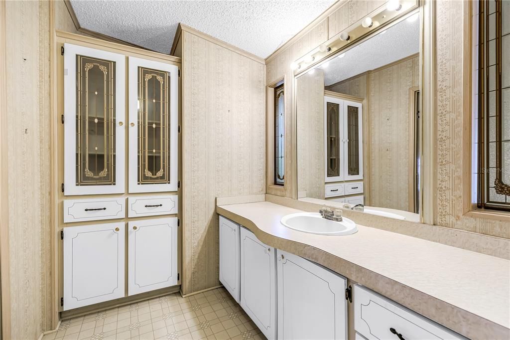 На продажу: $125,000 (2 спален, 2 ванн, 1207 Квадратных фут)